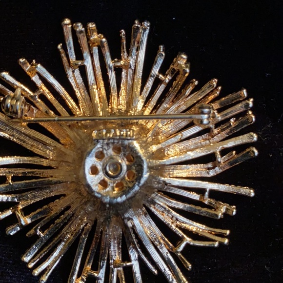 CAPRI Brand Vintage Brooch and Earring Set - Picture 3 of 7